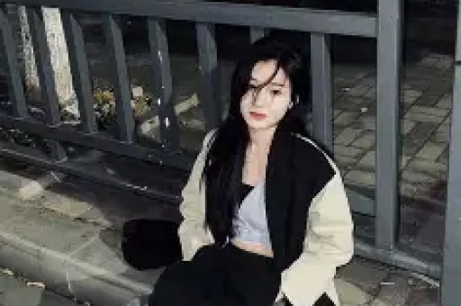 女星超大牌排场惹热议与男助理亲密举动引全网吵翻