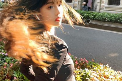 看宋雨琦穿短裙出席活动对长辈90度鞠躬才懂她火都是有原因的